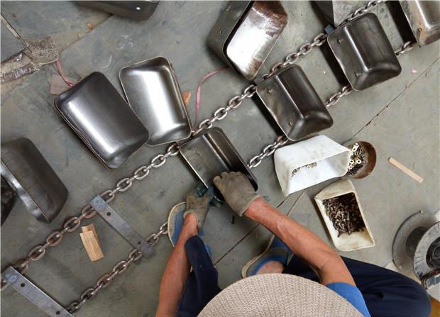 環(huán)鏈斗式提升機鏈條料斗安裝